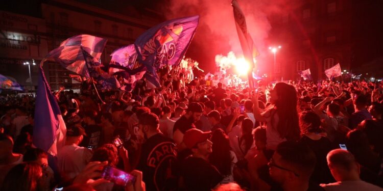 Copa de Italia en Napoli, fiesta callejera sin tapabocas