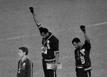 Tommie Smith vuelve a levantar el puño como en el podio olímpico de México «68»