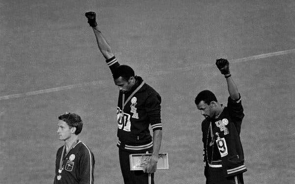 Tommie Smith vuelve a levantar el puño como en el podio olímpico de México «68»