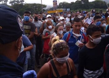 15.000 venezolanos atrapados en Colombia por restricciones de Maduro