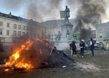 UE acuerda 50.000 millones de euros a Ucrania mientras agricultores paralizan toda la región