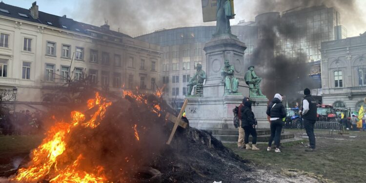 UE acuerda 50.000 millones de euros a Ucrania mientras agricultores paralizan toda la región