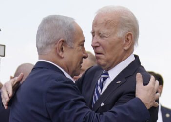 Joe Biden se hunde; sólo palabras y armas frente a Israel