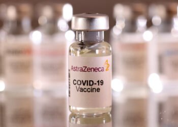 AstraZeneca suspende vacuna de Coronavirus por posibles efectos secundarios graves