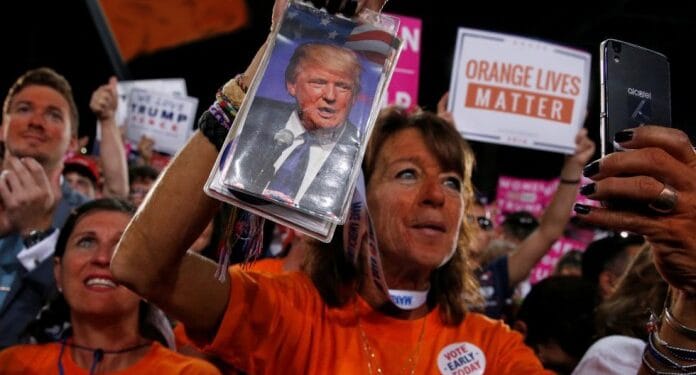 El hombre que se maquilla de naranja