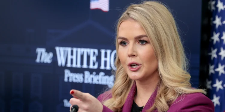 Secretaria de prensa de Trump sacude a Medios de comunicación