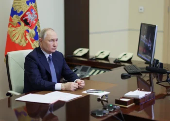 Vladimir Putin saluda y da señales a Donald Trump