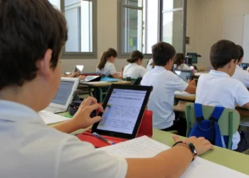 Guía para el uso de dispositivos electrónicos personales en instituciones educativas y el Consenso nacional por el cuidado digital