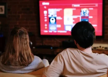 Redimir audiencias; el afán de los medios tradicionales