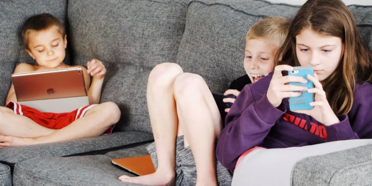 Pantallas que atrapan: ¿Cómo recuperar el control en familia?
